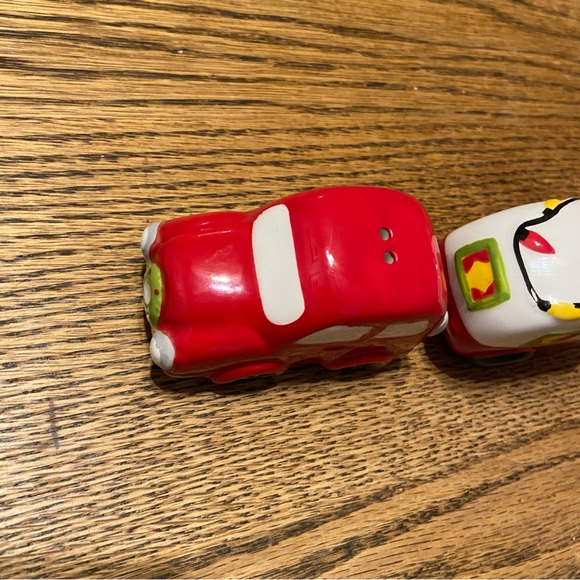 Christmas Car and Trailer Salt and Pepper Shakers - Picture 2 of 8